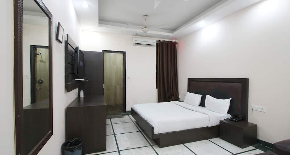 TG Rooms Ajmal Khan Road, New Delhi 4